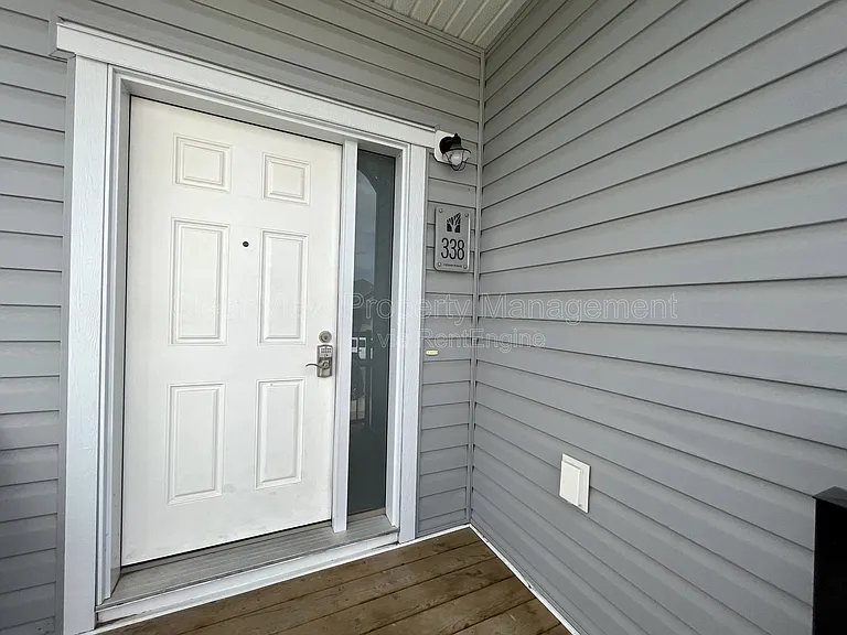 98 Sunridge Blvd W #UPPER LEVEL — Photo 17