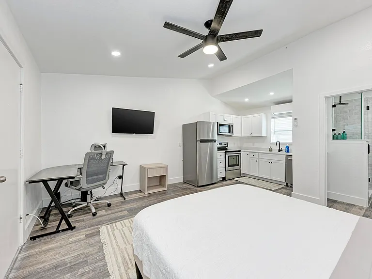 2302 Leon St #1 — Photo 2
