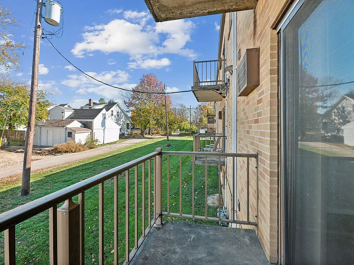 Building Photo - 3204-3206 Mozart Ave #3