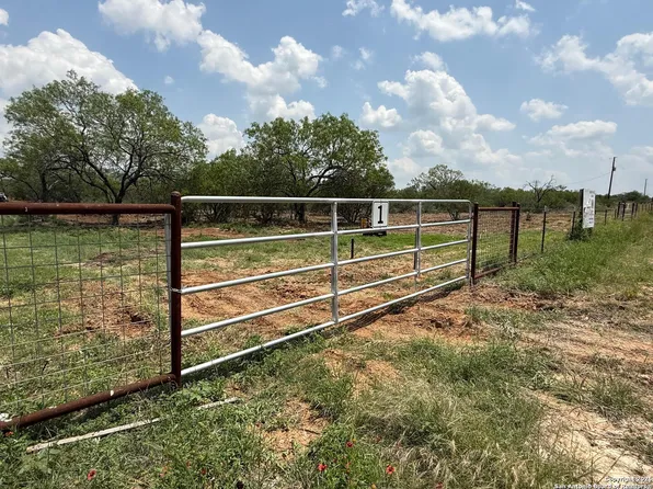 231 county road 1670, Moore, TX 78057