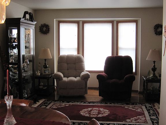 Living Room 13'/9" x 12'/2"