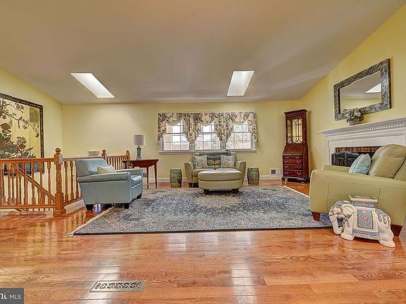 5th image of 5603 Broadmoor St