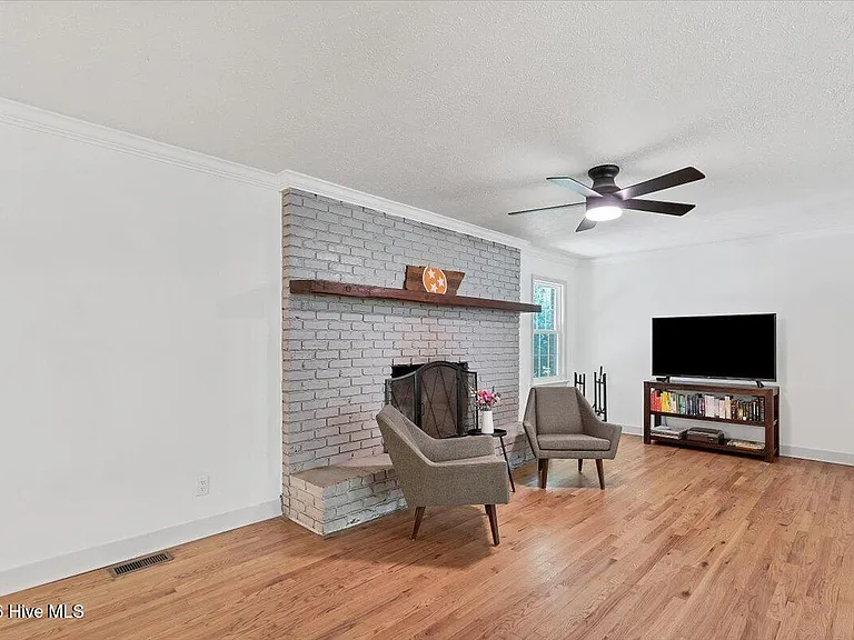 109 Grampian Way — Photo 11