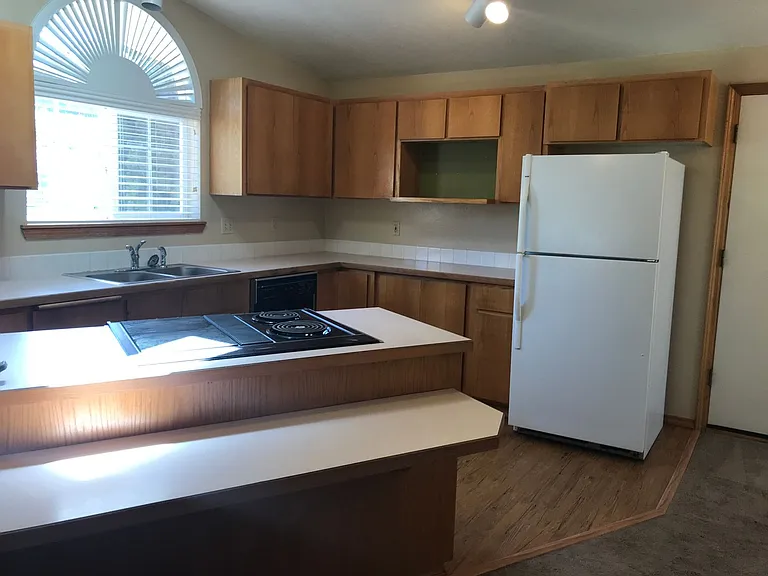 1728 NE Mark Ct — Photo 2