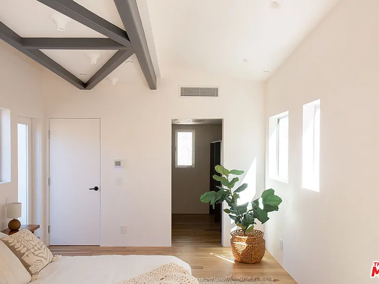 8870 Wonderland Ave — Photo 11