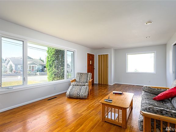 2nd image of 614 W Illinois St