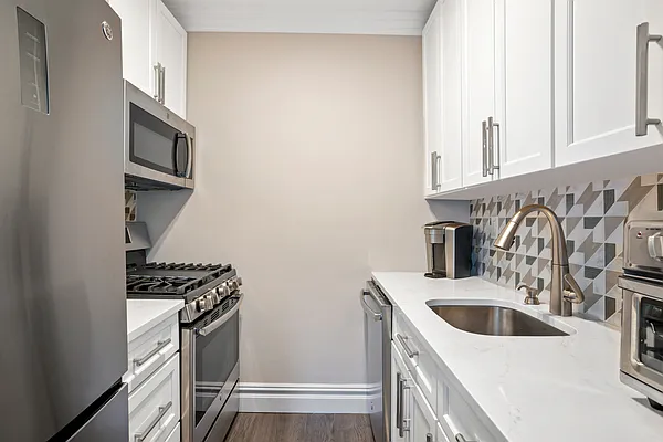 Sold by Douglas Elliman | media 15