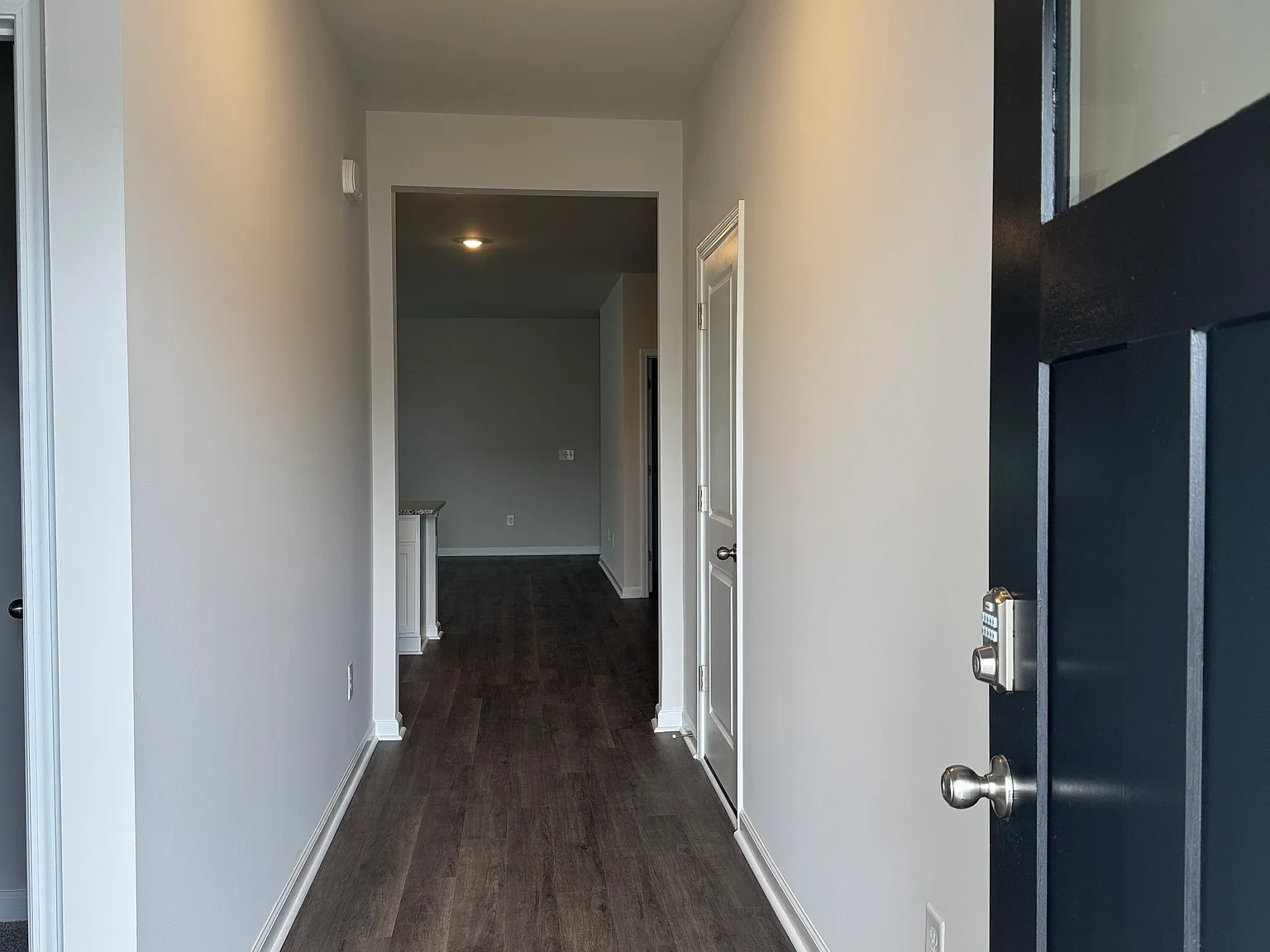 5 bed, 2016 sqft, $2,300 — Photo 4