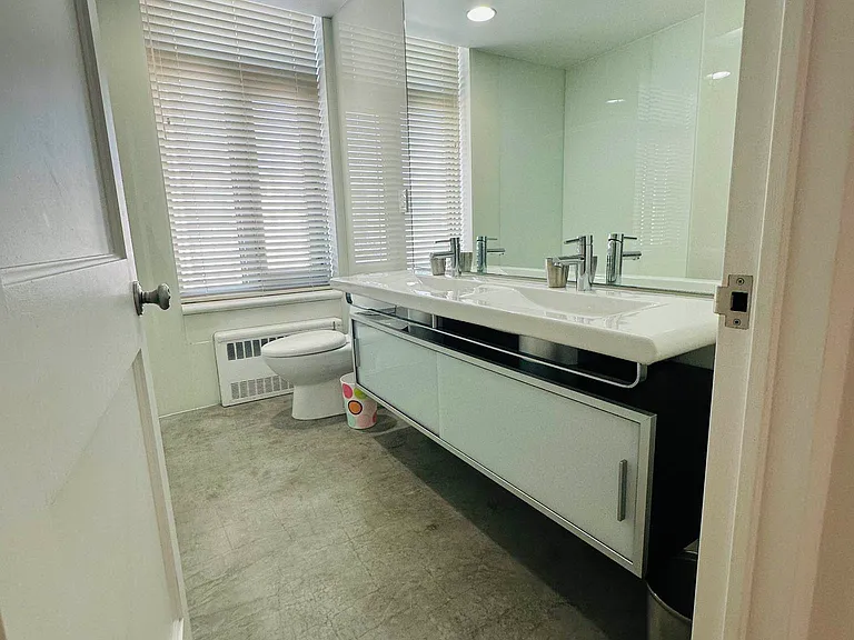 188 E 64th St #1506 — Photo 15