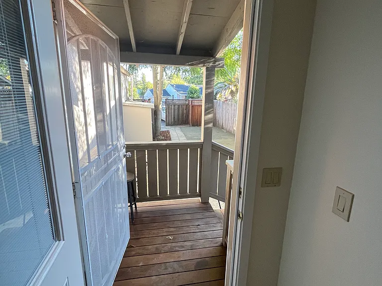 137 Pine Ave — Photo 5