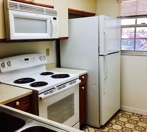 3rd image of 3006 Sir Hamilton Cir #6