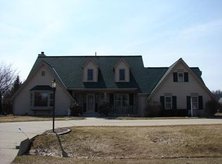 9811 S Deerpath Dr, Oak Creek, WI 53154
