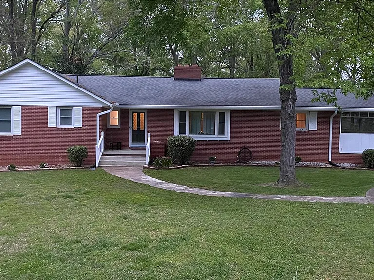 101 Laurel Ln — Photo 1