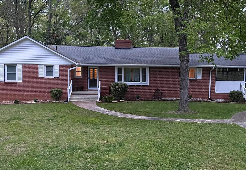 101 Laurel Ln