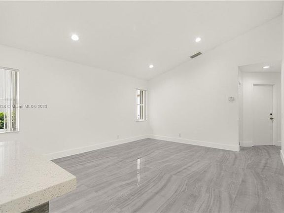 5th image of 224 E Bayridge Dr