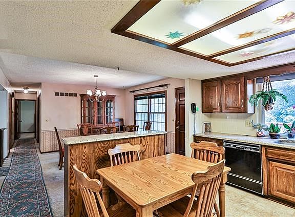 3rd image of 704 SW New Orleans Ct