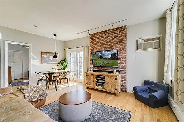 1103 Washington St #7 — Photo 3