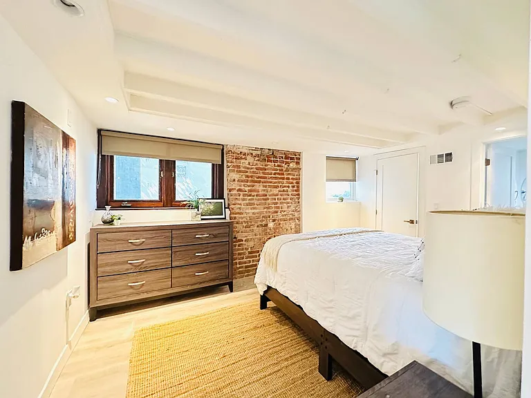 3259 Rowena Ave — Photo 9