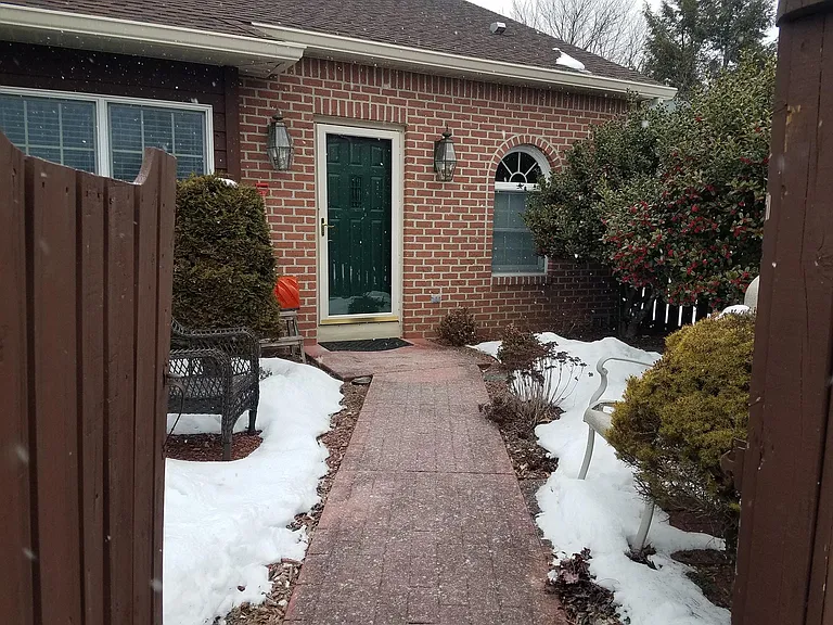 910 Sterling Ct — Photo 8