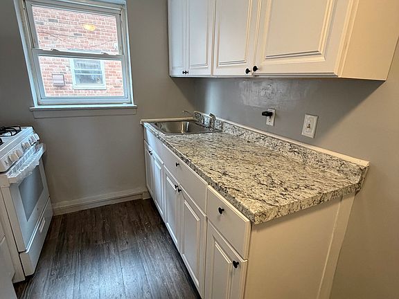 2nd image of 102 W Hudson St APT 2C