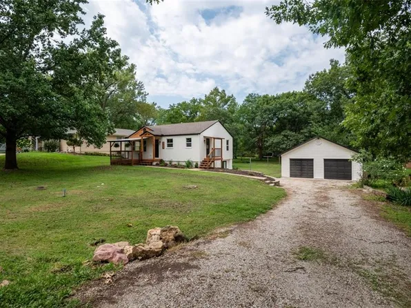 1016 S Delaware St, Tonganoxie, KS 66086