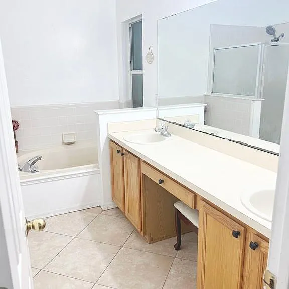 Master full bathroom and bathtub