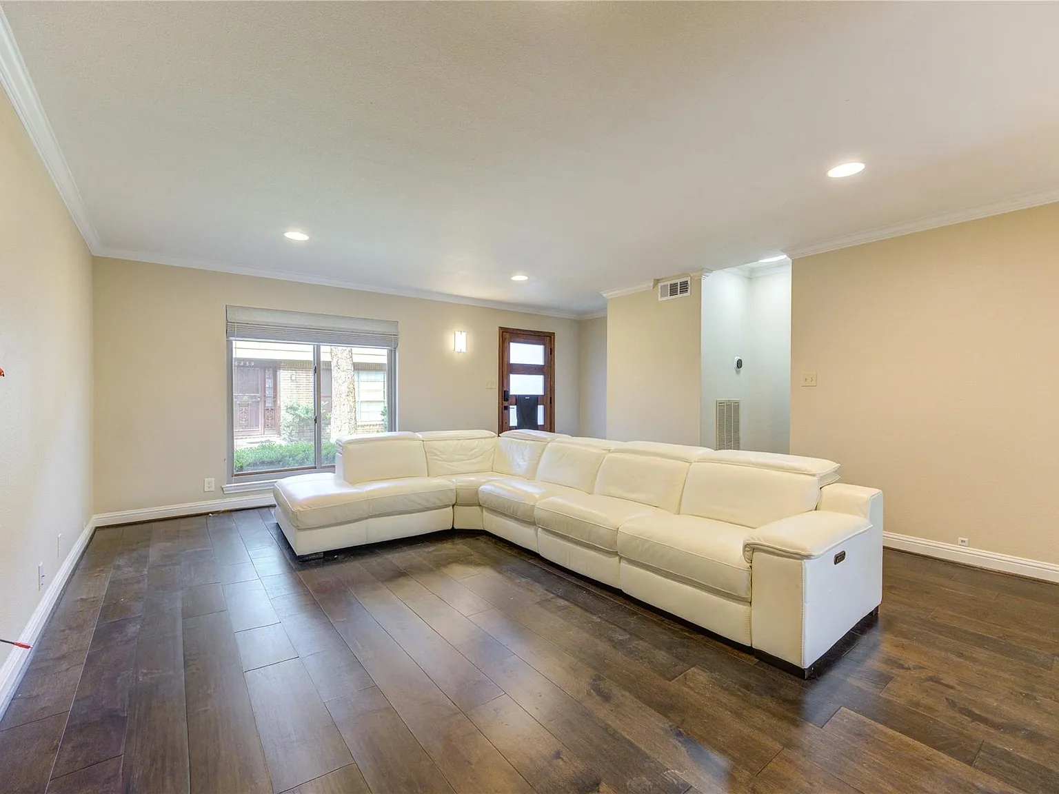 3 bed, 2.5 bath, 1640 sqft, $2,400 — Photo 4