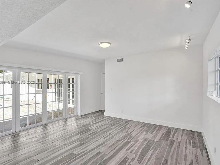 19260 NE 22nd Ave — Photo 11
