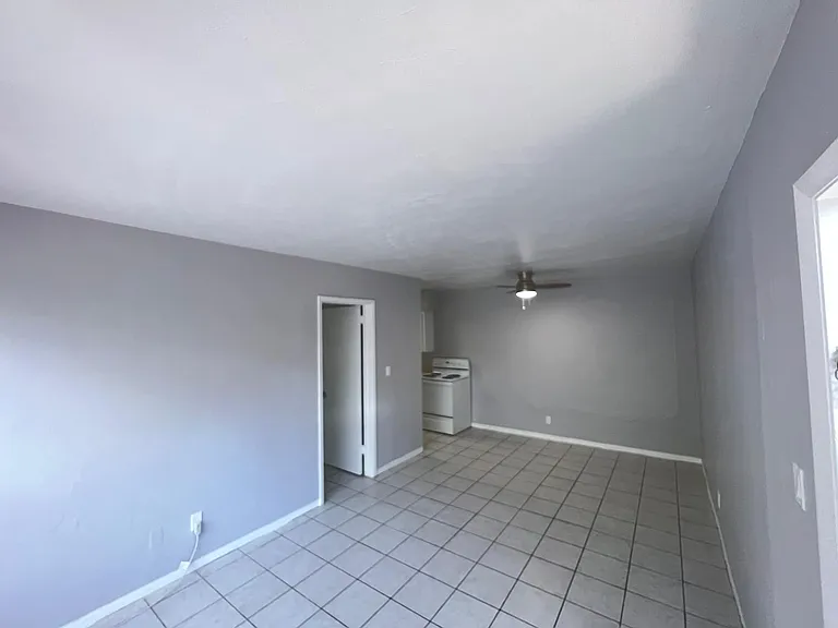 631 NE 8th Ave — Photo 3