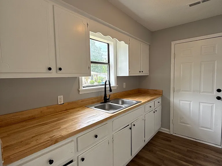 418 Hall Aly — Photo 8