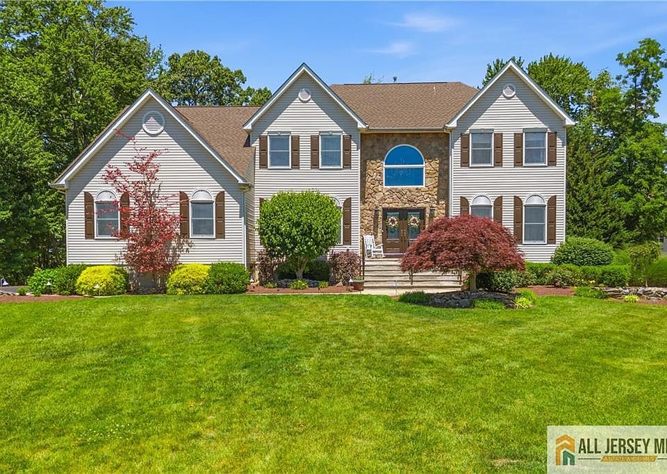 1st image of 16 Kings Ct