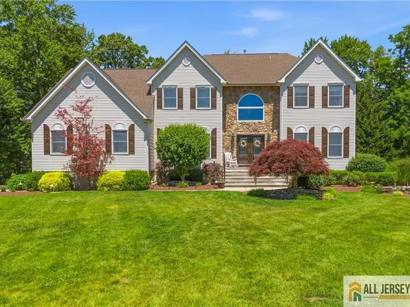 16 Kings Ct, Monroe Township, NJ 08831