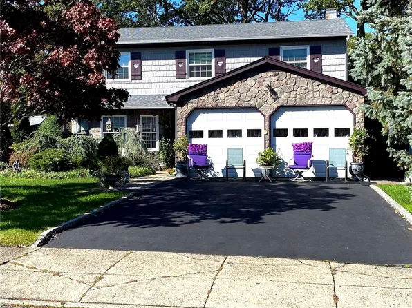 9 Colmar Ave, Lake Grove, NY 11755