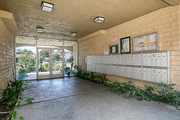 Riverside Villa Apartments — Photo 33