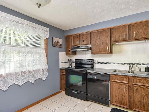 3rd image of 3720 Oakview Dr