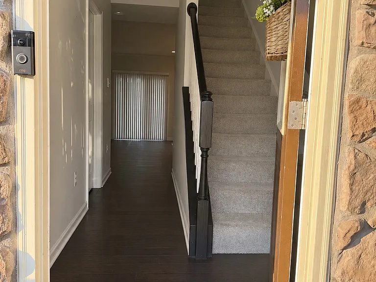 654 Ravenwood Dr — Photo 2