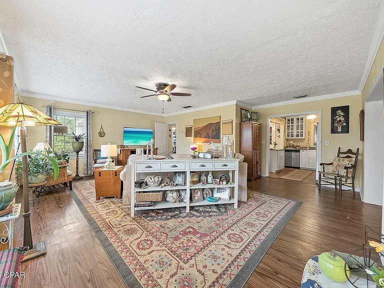 321 S Bonita Ave — Photo 4