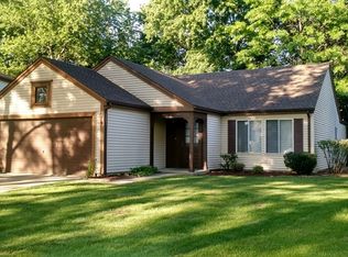 7 Manchester Ln, Vernon Hills, IL