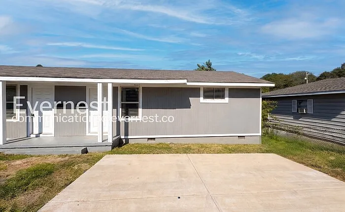 2 bed, 1.0 bath, 780 sqft, $825 — Photo 1