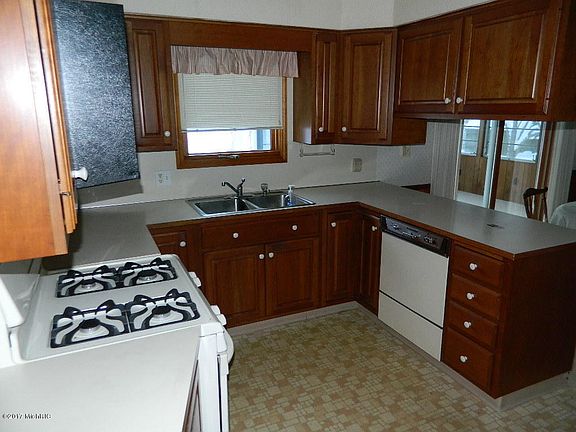 3rd image of 1340 Camille Dr SE