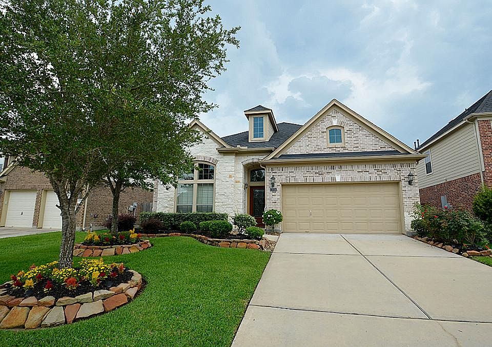 Amazing Perry Home with beautiful landscaping. 2 time winner of yard of the month.