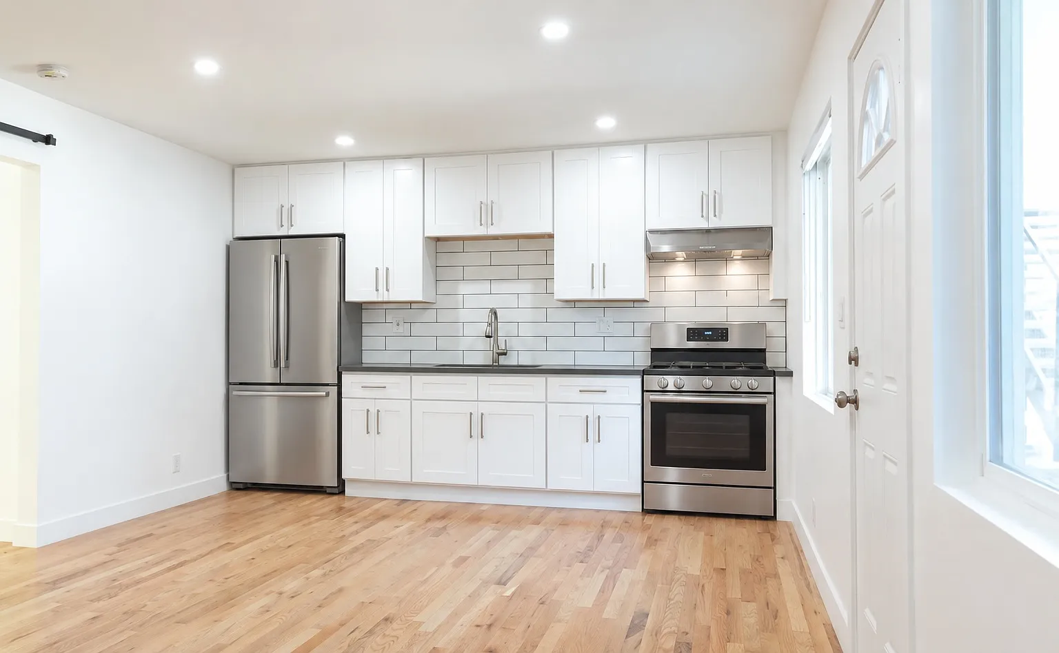 3 bed, 1100 sqft, $4,990 — Photo 4