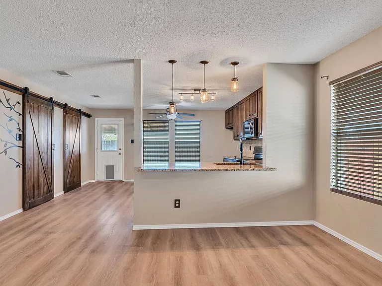 2124 Blanco Ln — Photo 8