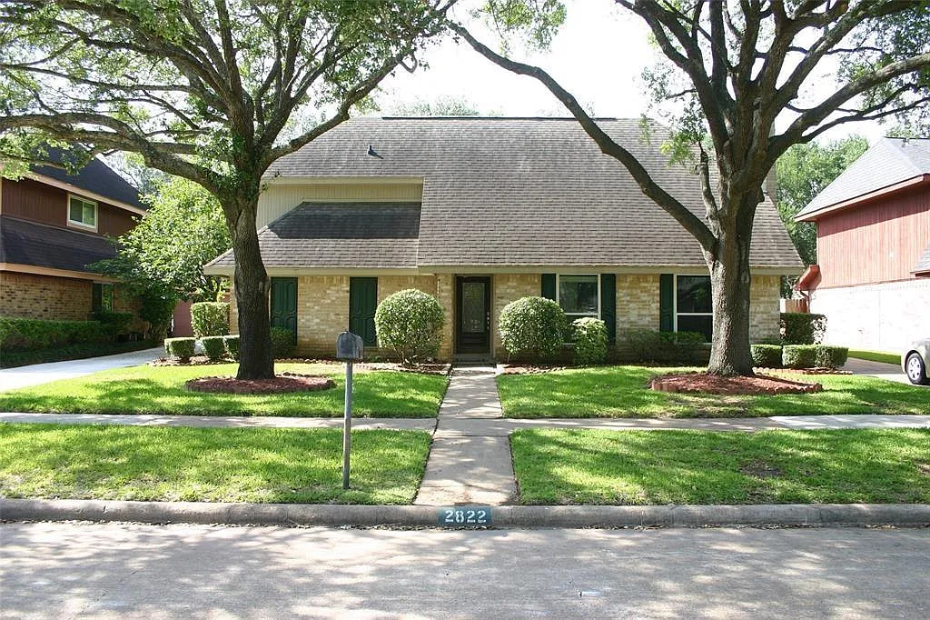 4 bed, 2.5 bath, 2308 sqft, $2,280 — Photo 2