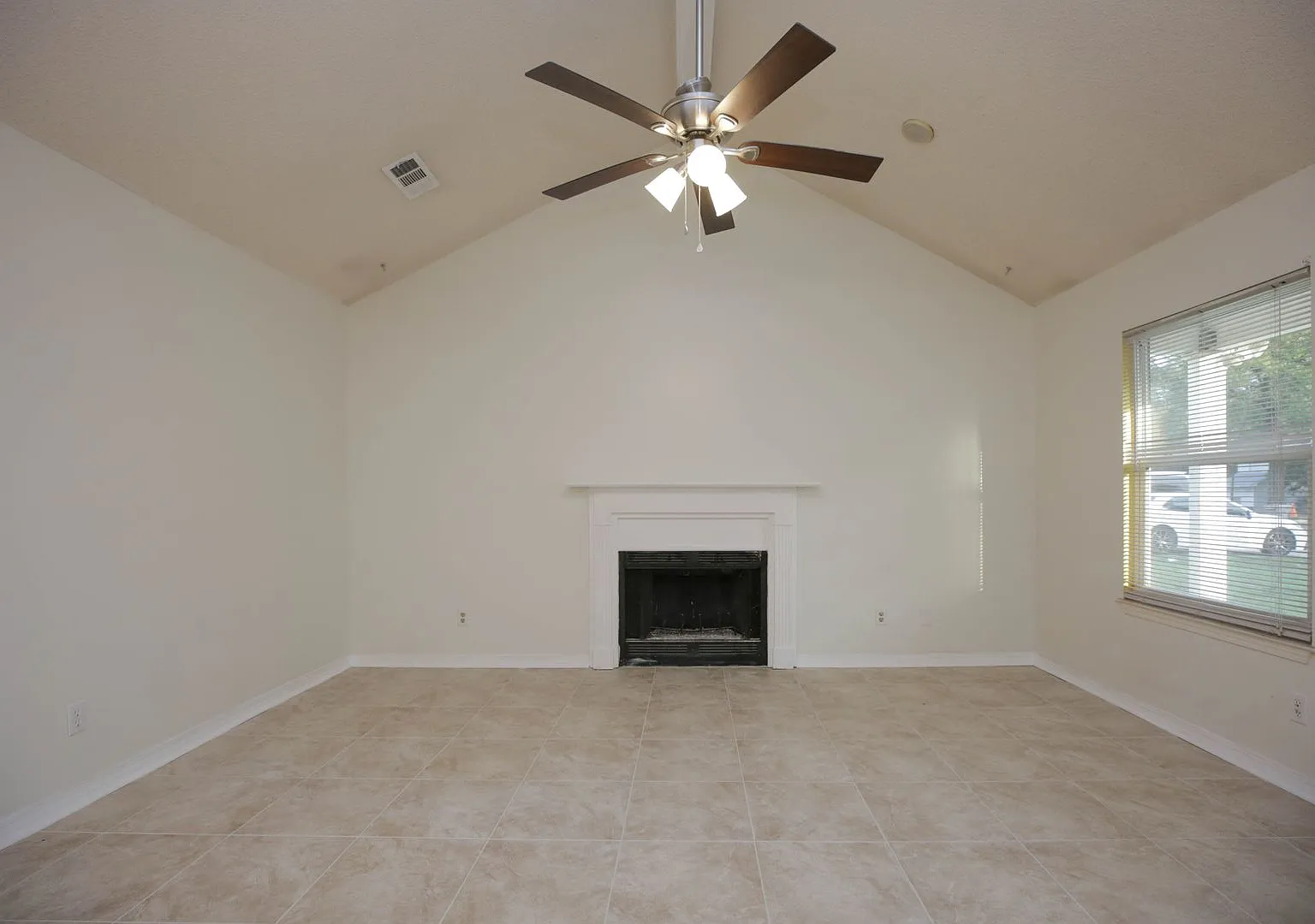 Lovely 2 Bedroom Home — Photo 4