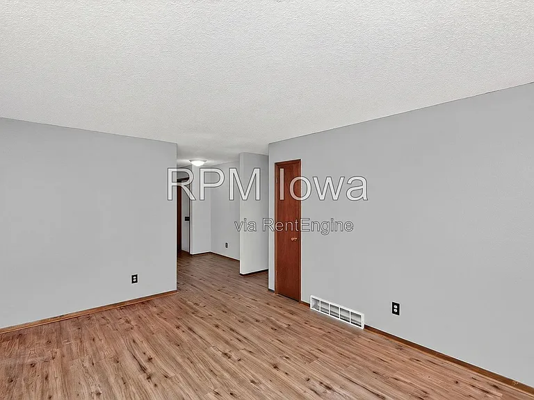 1614 NW Applewood St — Photo 6