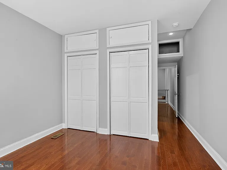 2319 E Somerset St — Photo 26