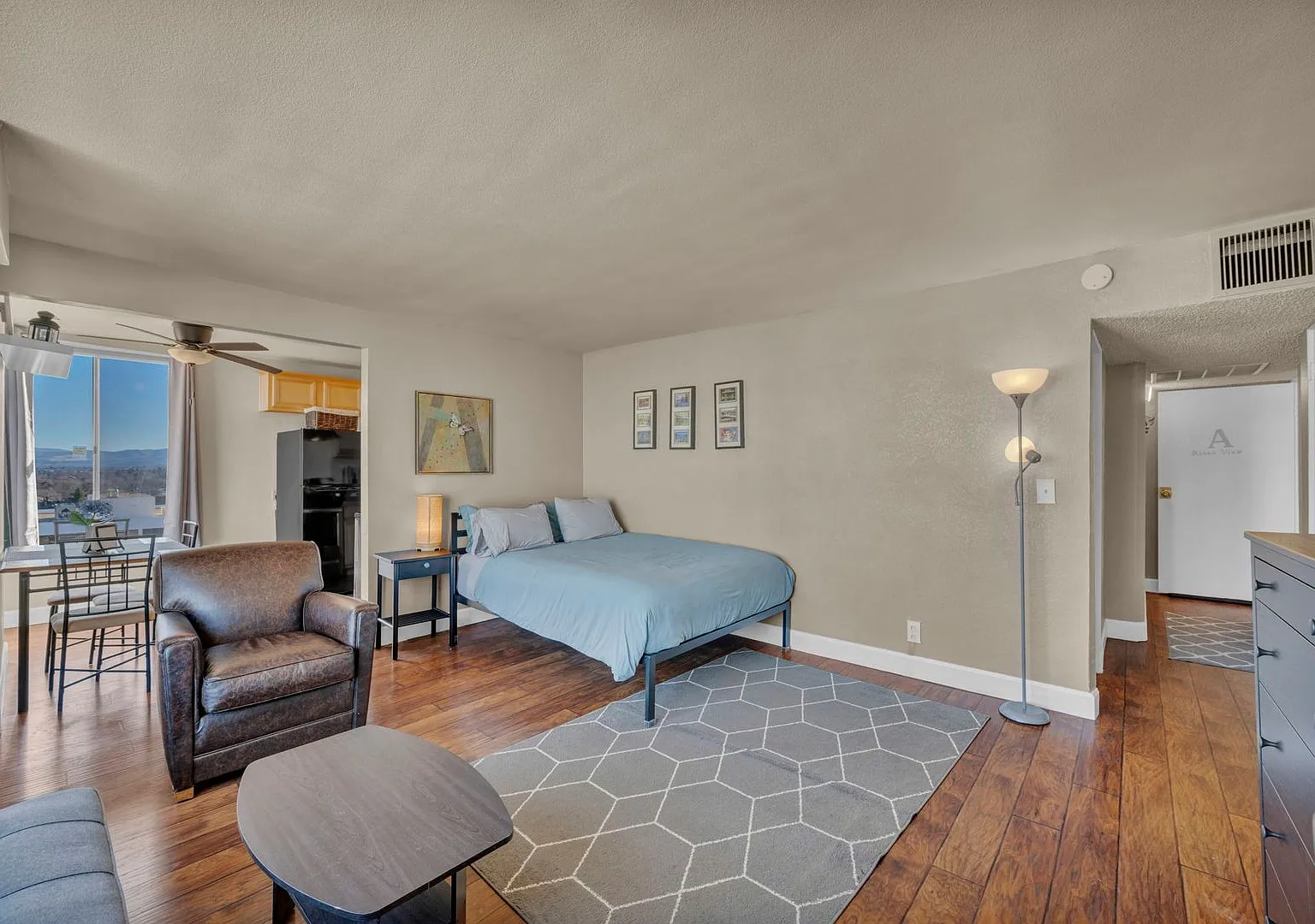 Fully Furnished Downtown Condo — Photo 2