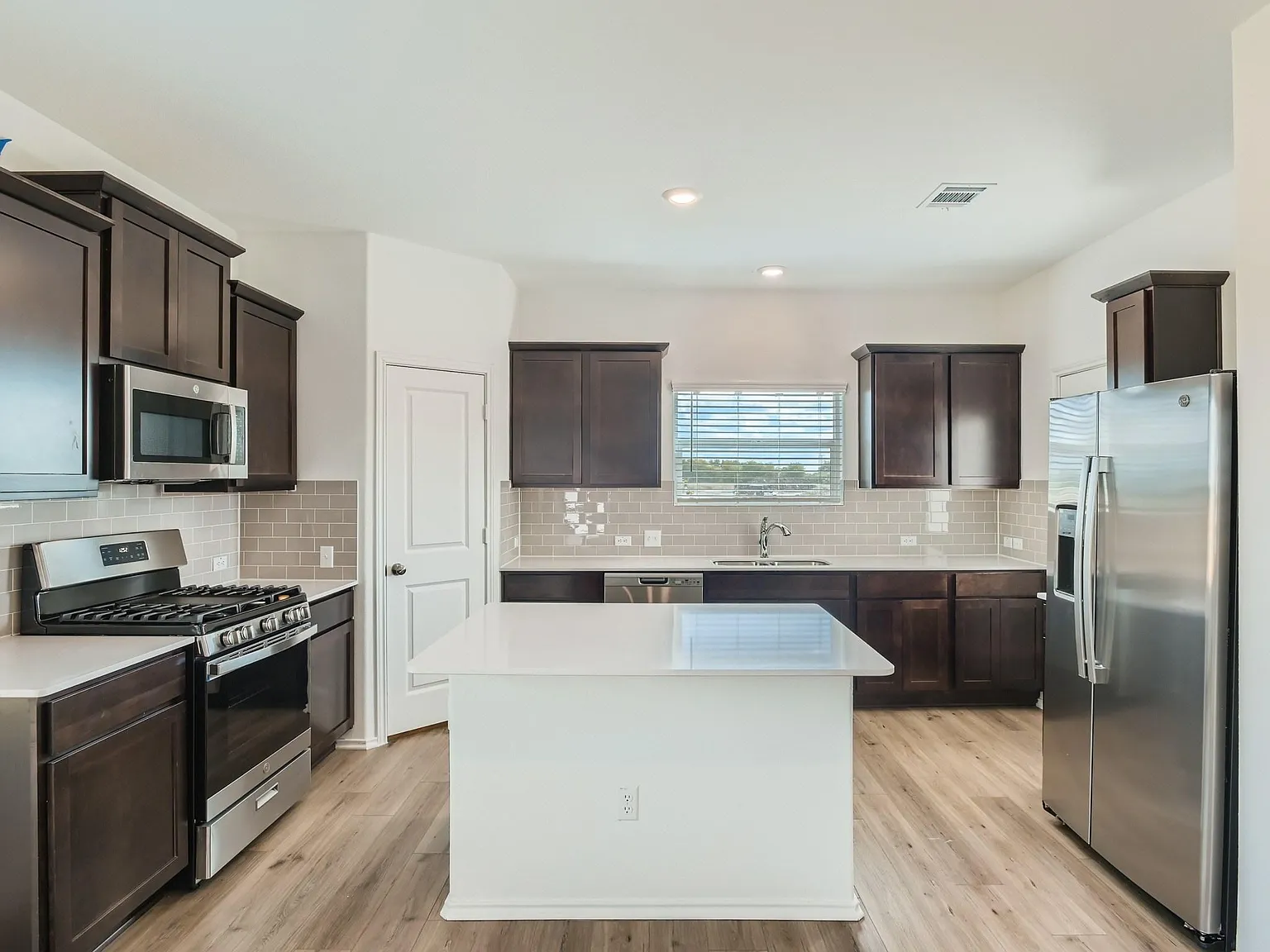 4 bed, 3.5 bath, 2560 sqft, $2,549 — Photo 3