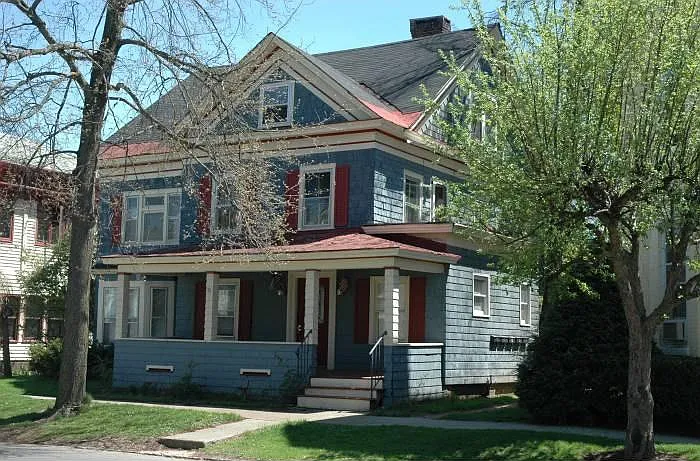 124 Circular St #3